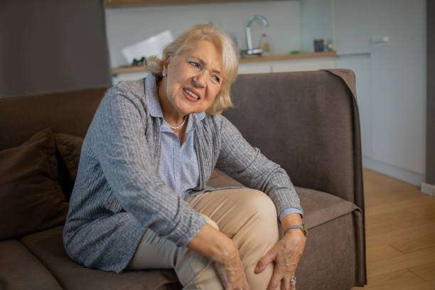 Elderly people need to wear compression socks for women to relieve leg pain.